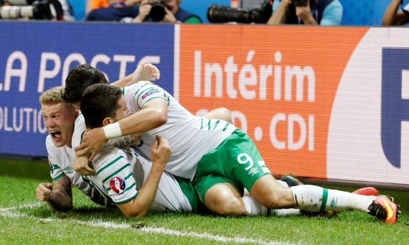 فرحة اللاعبين الايرلنديين بالفوز على ايطاليا (رويترز)
