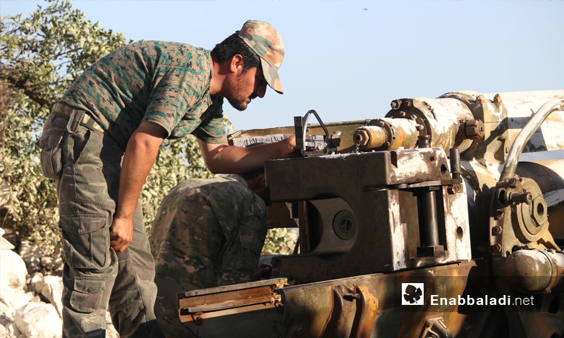مقاتل في صفوف المعارضة يحضر لإطلاق قذائف في ريف اللاذقية - الاثنين 27 حزيران (عنب بلدي)