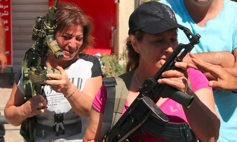 نساء يحملن السلاح في بلدة القاع اللبنانية - الثلاثاء 28 حزيران (ناشطون)