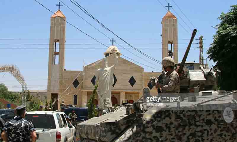 جنود لبنانيون أمام الكنيسة المستهدفة بالتفجيرات في بلدة القاع - 28 حزيران 2016 (getty)