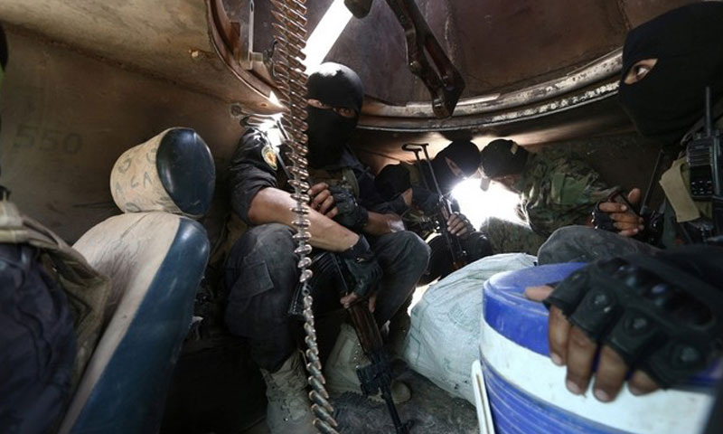 مقاتلون من قوات "سوريا الديمقراطية" في محيط منبج، السبت 25 حزيران (رويترز)