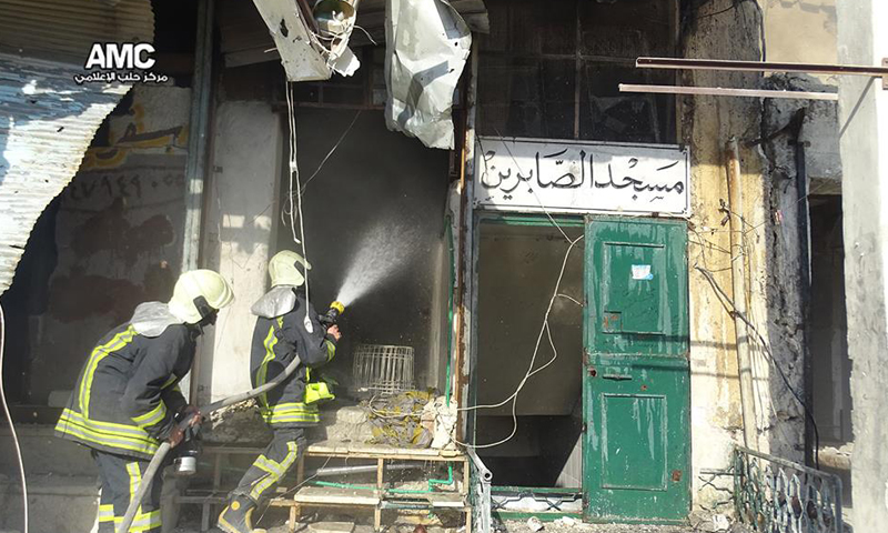 اندلاع الحرائق في مسجد بالقرب من دوار جسر الحج، جراء استهداف المنطقة ببرميل متفجر، الخميس 16 حزيران (مركز حلب الإعلامي).