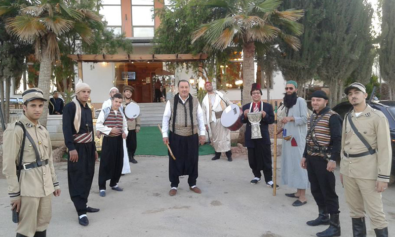 فرقة "عراضة شامية" أمام أحد المطاعم السورية في مدينة إربد، السبت 11 حزيران (فيس بوك).