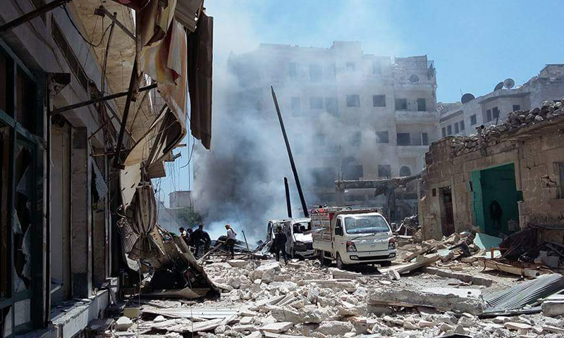 غارة نفذها الطيران الحربي على مدينة إدلب، الأحد 12 حزيران.