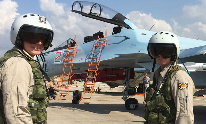 طيارون روس في قاعدة حميميم الجوية في ريف اللاذقية (روسيا اليوم).