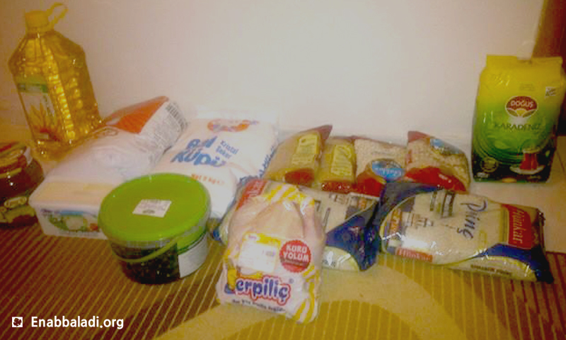 سلل غذائية موزعة من قبل الحكومة التركية على اللاجئين في ولاية كوجالي (عنب بلدي).