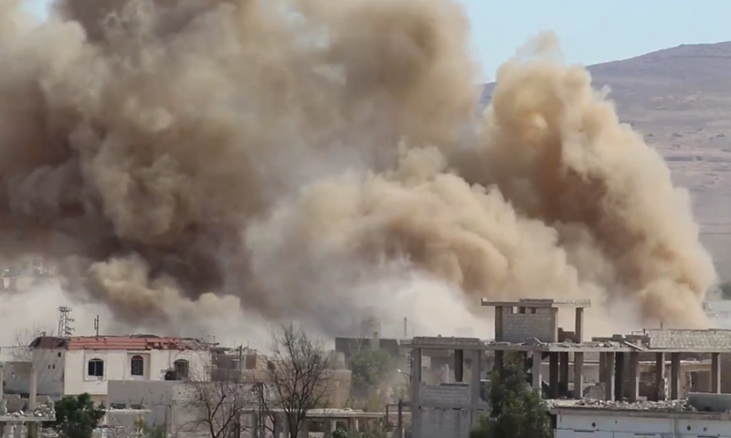 لحظة سقوط برميل متفجر على داريا - 11 حزيران 2016 (المجلس المحلي)