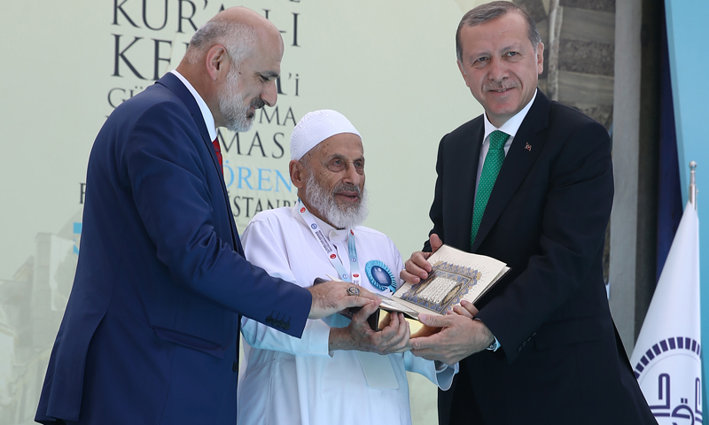 الرئيس التركي رجب طيب أردوغان يكرم الشيخ محمد كريم راجح، الجمعة 18 حزيران.