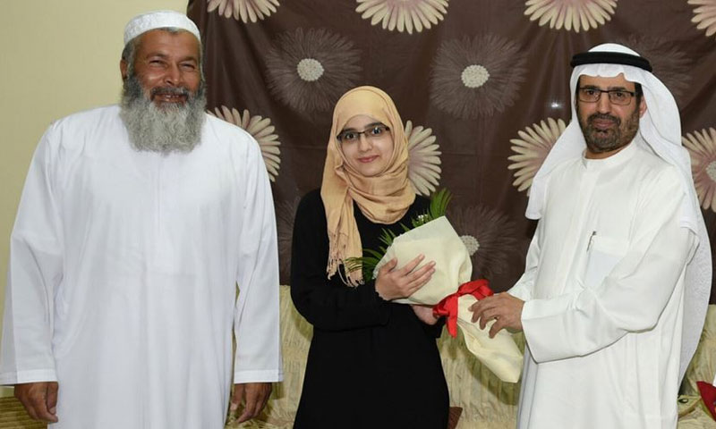 مدير عام مجلس أبوظبي للتعليم يقدم التهاني للطالبة في منزلها ( الإمارات اليوم)