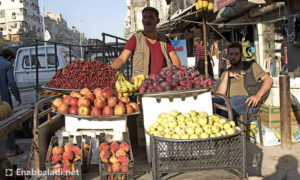 بائع فواكه في حي الصالحية بمدينة حلب (عنب بلدي)