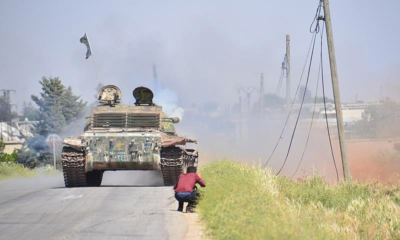 دبابة تابعة للواء المعتصم أثنار معارك في أعزاز شمال حلب ضد تنظيم "الدولة" - 18 أيار 2016 (الأناضول)