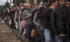 لاجئون يصطفون في طابور من أجل العبور إلى مقدونيا (إنترنت)
