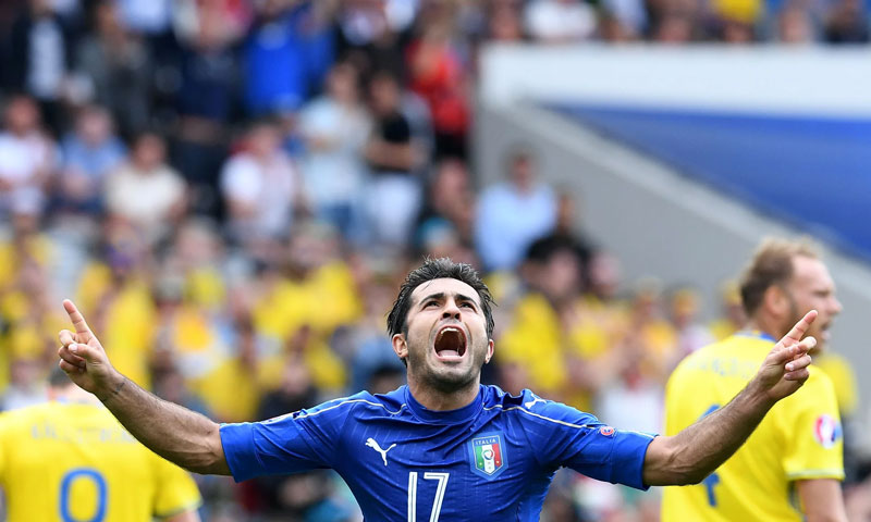 فرحة اللاعب الايطالي ايدير مارتينز بهدف الفوز (رويترز)