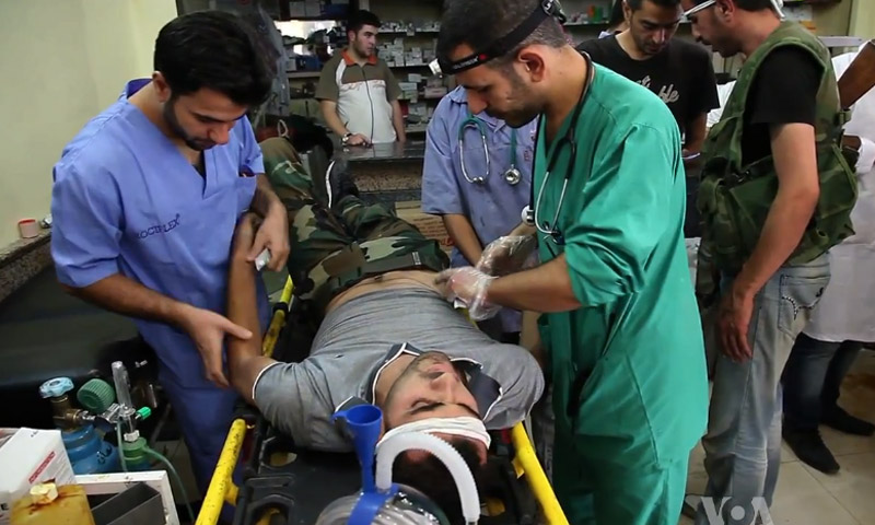 أطباء سوريون في مشفىً ميداني في حلب (إنترنت)