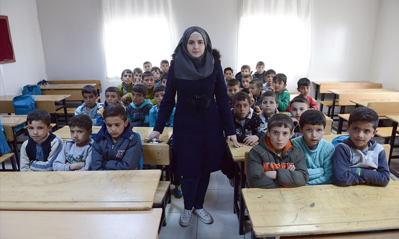 معلمة سورية في تركيا (الأناضول)