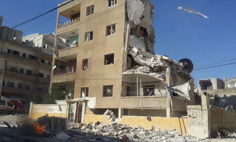 دمار في المباني جراء غارات جوية على مدينة إدلب، الأحد 5 حزيران (فدا نيوز).