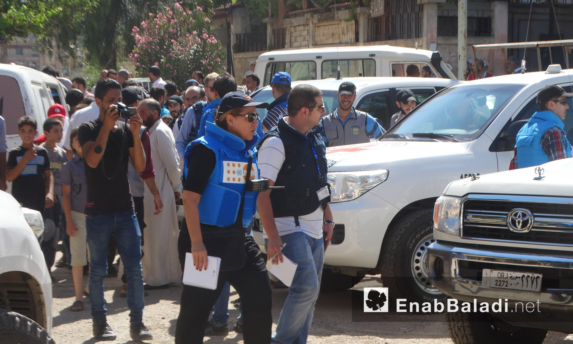  الوفد المرافق لقافلة  المساعدات داخل حي الوعر في حمص - الخميس 14 تموز (عنب بلدي)