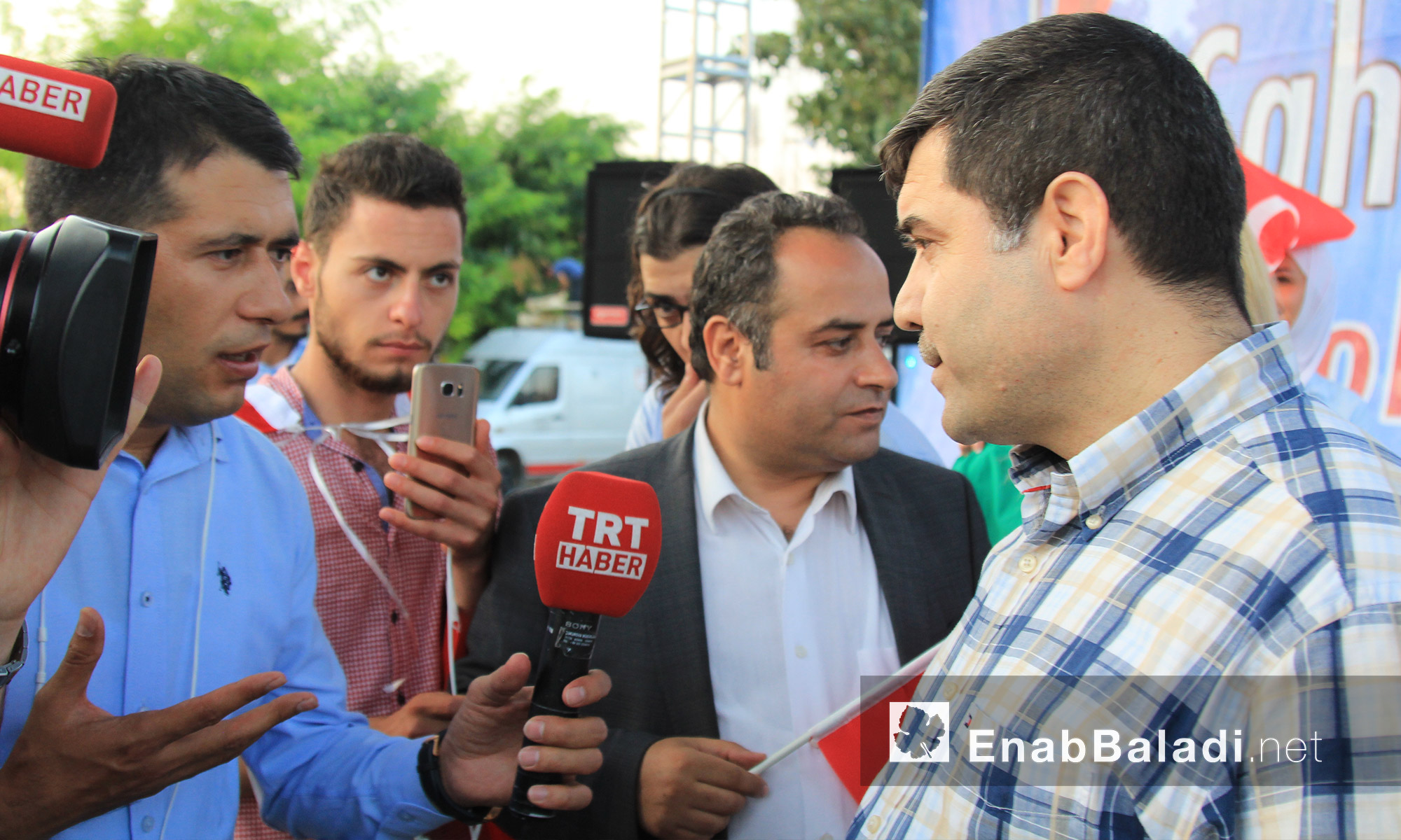 التلفزيون التركي يجري مقابلات في ساحة الديمقراطية في غازي عينتاب - لاثنين 18 تموز (عنب بلدي) 