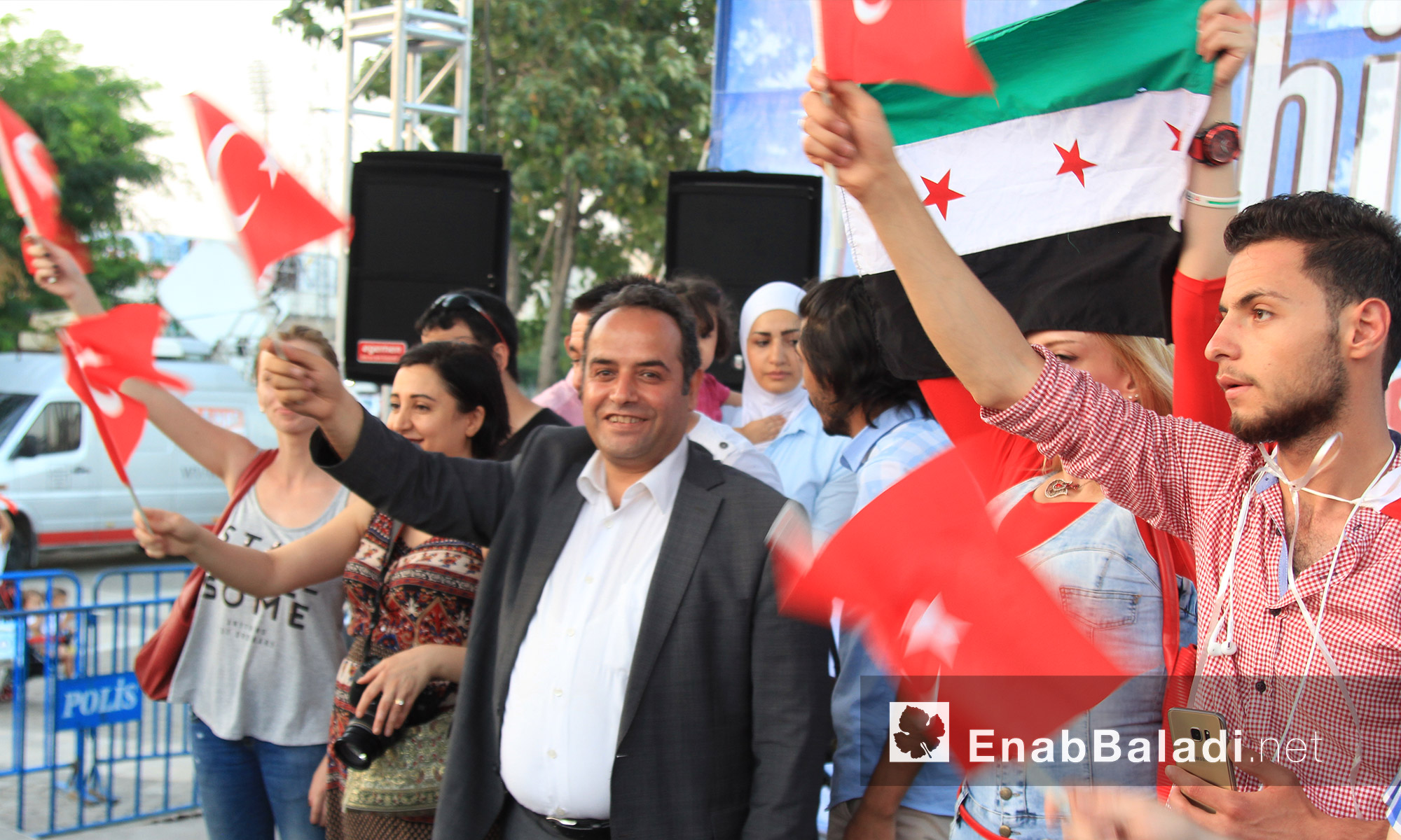  عارف كورت، رئيس جمعية الصحفيين الأتراك في مدينة غازي عنتاب داخل ساحة الديمقراطية - الاثنين 18 تموز (عنب بلدي)