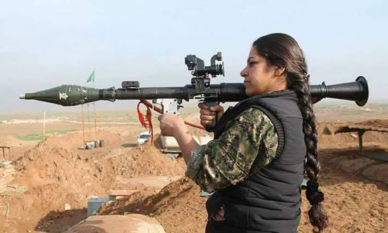 مقاتلة من وحدات "حماية الشعب" الكردية في محيط منبج، الخميس 7 تموز (ناشطون)
