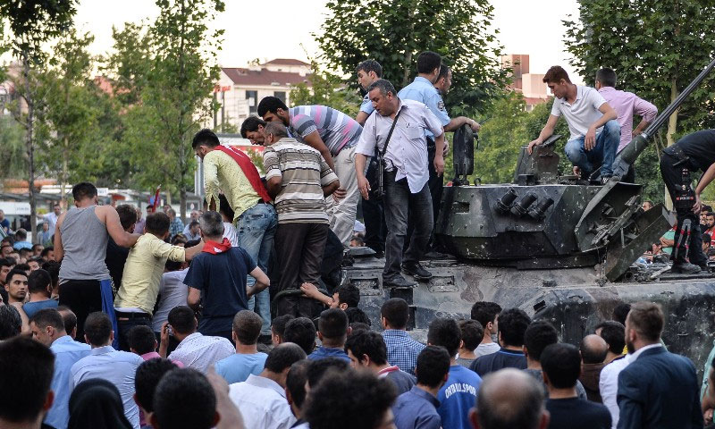 مواطنون أتراك يعتلون دبابة للجيش التركي في اسطنبول - السبت 16 تموز (إنترنت)