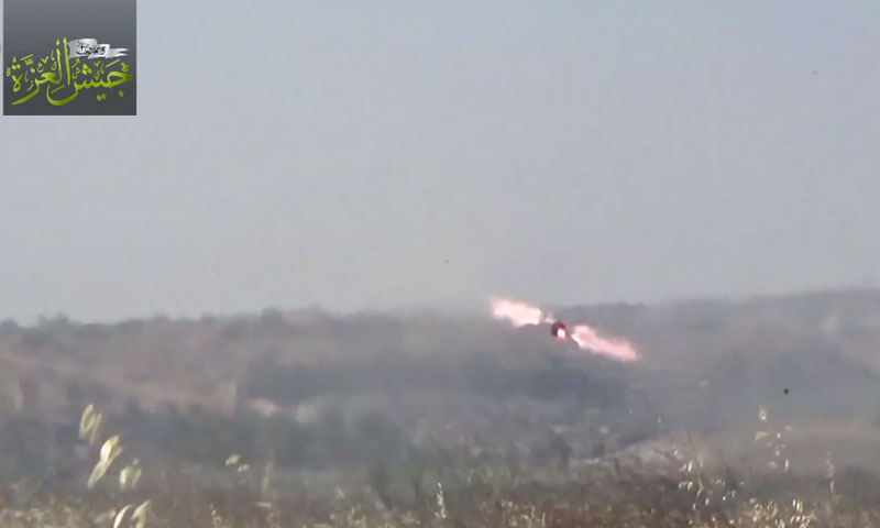 صاروخ "تاو" مضاد للدروع يتجه نحو دبابة تابعة لقوات الأسد في ريف حماة- الأحد 31 تموز (جيش العزة)