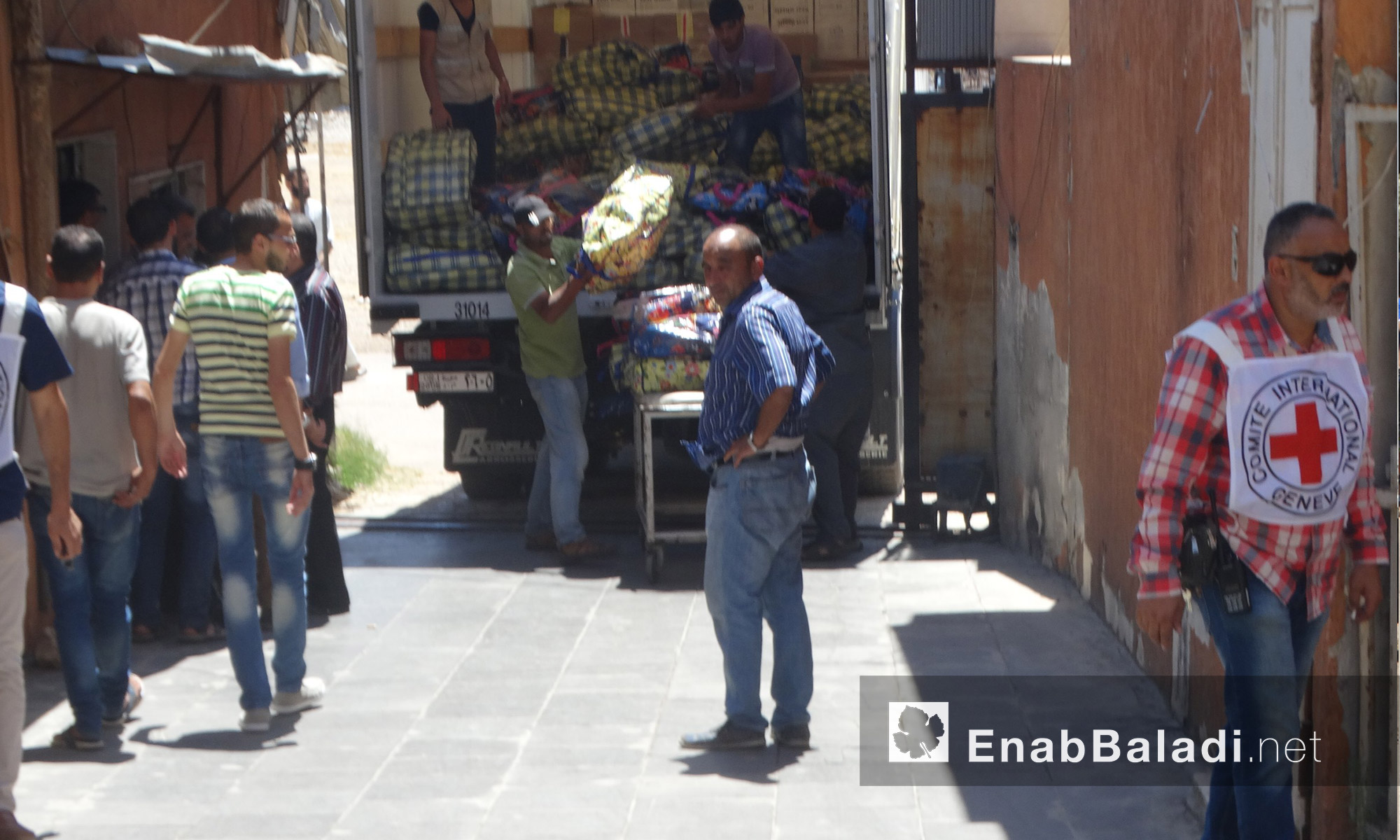 مساعدات غذائية تدخل حي الوعر في حمص - الاثنين 18 تموز (عنب بلدي)