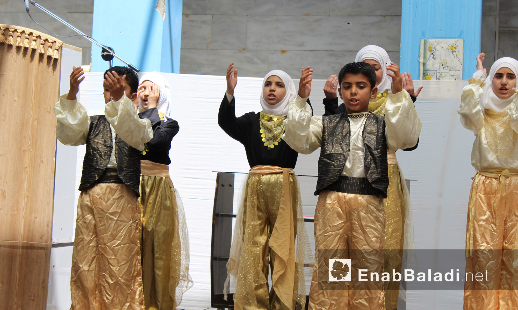 مشهد راقص لطلاب مجموعة "علمني" التعليمية في حي الوعر المحاصر بحمص - الاثنين 25 تموز (عنب بلدي)