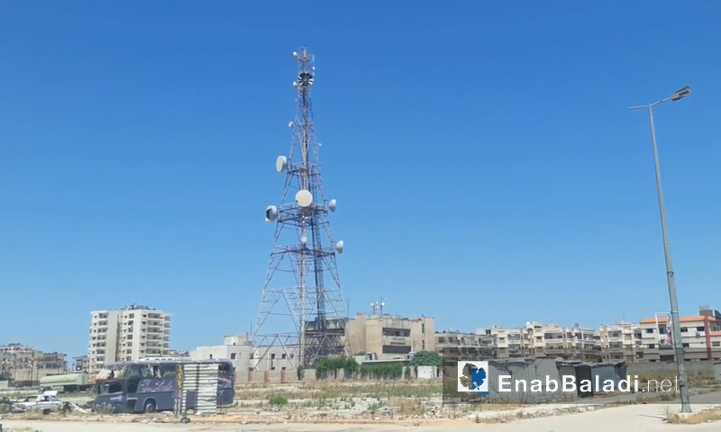 مقسم الهاتف وبجانبه برج الاتصالات الرئيسي في حي الوعر (عنب بلدي)