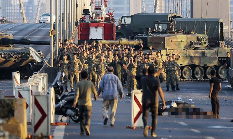 أتراك في مواجهة جنود من الجيش التركي في اسطنبول - السبت 16 تموز (إنترنت)
