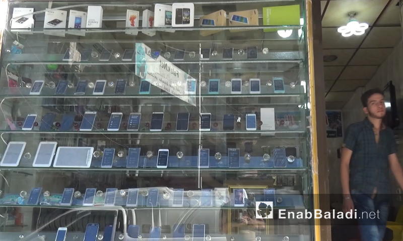 واجهة أحد محلات بيع وتصليح أجهزة الاتصالات في مدينة حلب (عنب بلدي)