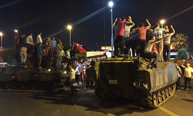 متظاهرون يعتلون دبابات للجيش التركي في مطار أتاتورك (إنترنت)