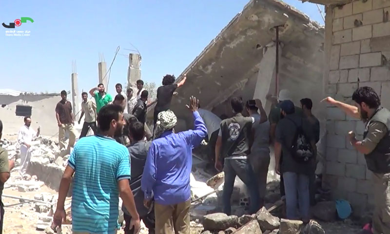 محاولة إنقاذ مدنيين عالقين تحت الأنقاض في قرية برج قاعي بريف حمص- الأحد 10 تموز (مركز حمص الإعلامي)