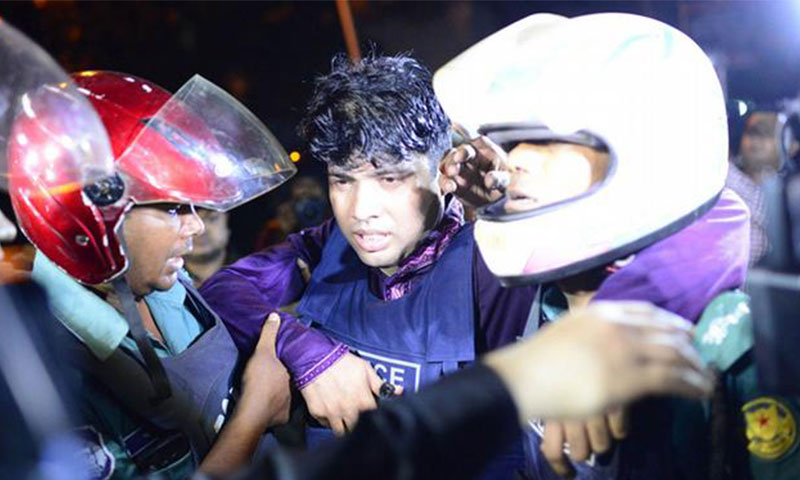 الشرطة تجلي أحد الرهائن في العاصمة دكا - 1 تموز (غيتي)