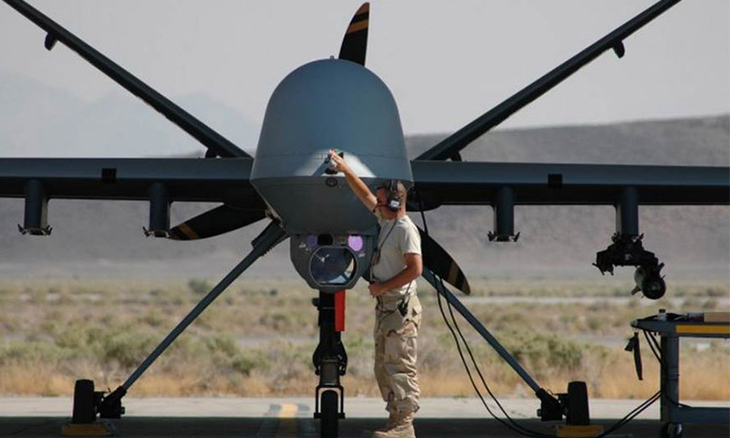 جندي أمريكي يتفحص جاهزية طائرة دون طيار (إنترنت)