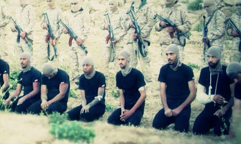 عناصر من "النصرة" يصوبون أسلحتهم على أسرى لقوات الأسد- الأربعاء 20 تموز (مراسل القلمون)