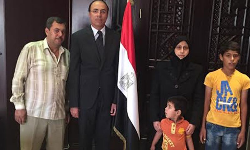 العائلة المصرية بعد خروجها من الحصار في الغوطة الشرقية (الوطن)العائلة المصرية بعد خروجها من الحصار في الغوطة الشرقية (الوطن)