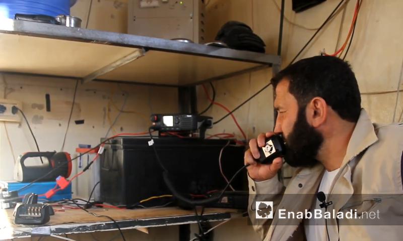 عامل في أحد مراصد الاتصالات الخاصة في مدينة إدلب (عنب بلدي)