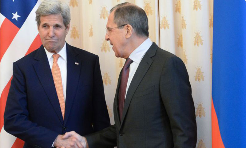 وزير الخارجية الروسي سيرغي لافروف يصافح نظيره الأمريكي جون كيري (إنترنت)