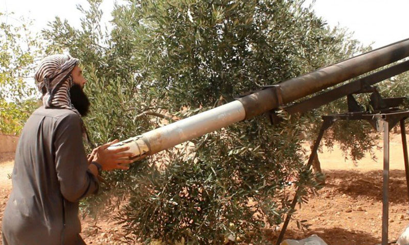 مقاتل من تنظيم "الدولة الإسلامية" يجهز صاروخًا لاستهداف قوات "سوريا الديمقراطية" جنوب منبج- الأربعاء 6 تموز (إنترنت)
