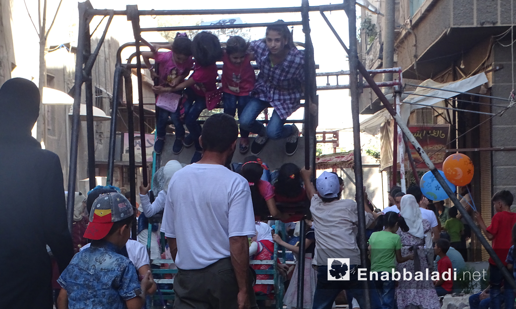 أطفال حي القابون يمرحون في ثالث أيام عيد الفطر- الجمعة 8 تموز (عنب بلدي)