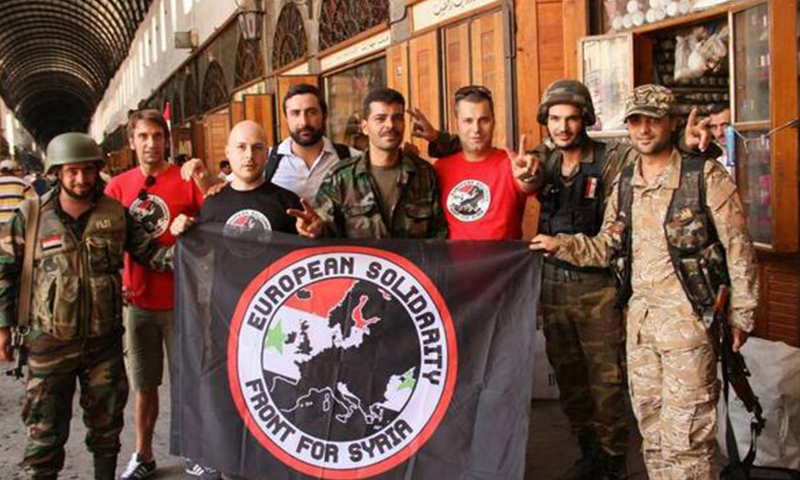 جنود في قوات الأسد إلى جانب ناشطين أوروبيون في سوق مدحت باشا - دمشق (إنترنت)
