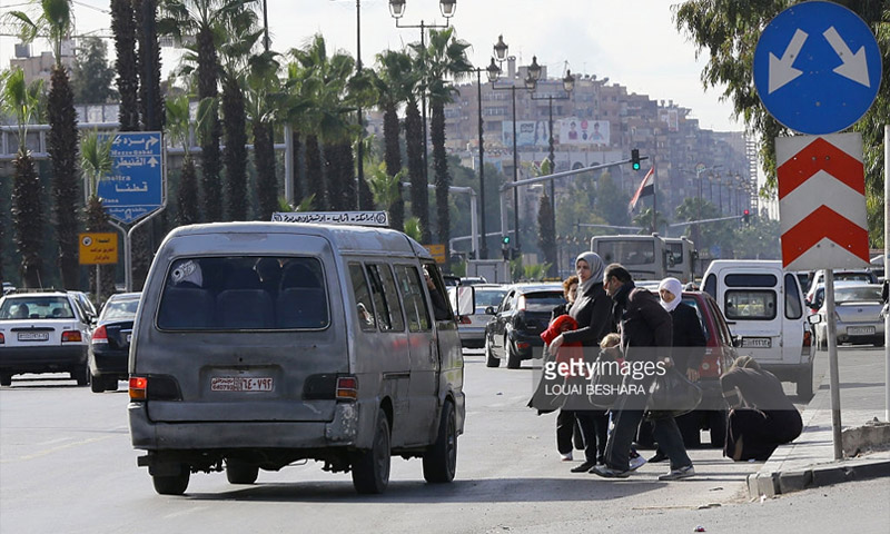 مواطنون يستقلّون "سرفيس" في أحد شوارع دمشق - كانون الأول 2015 (getty)