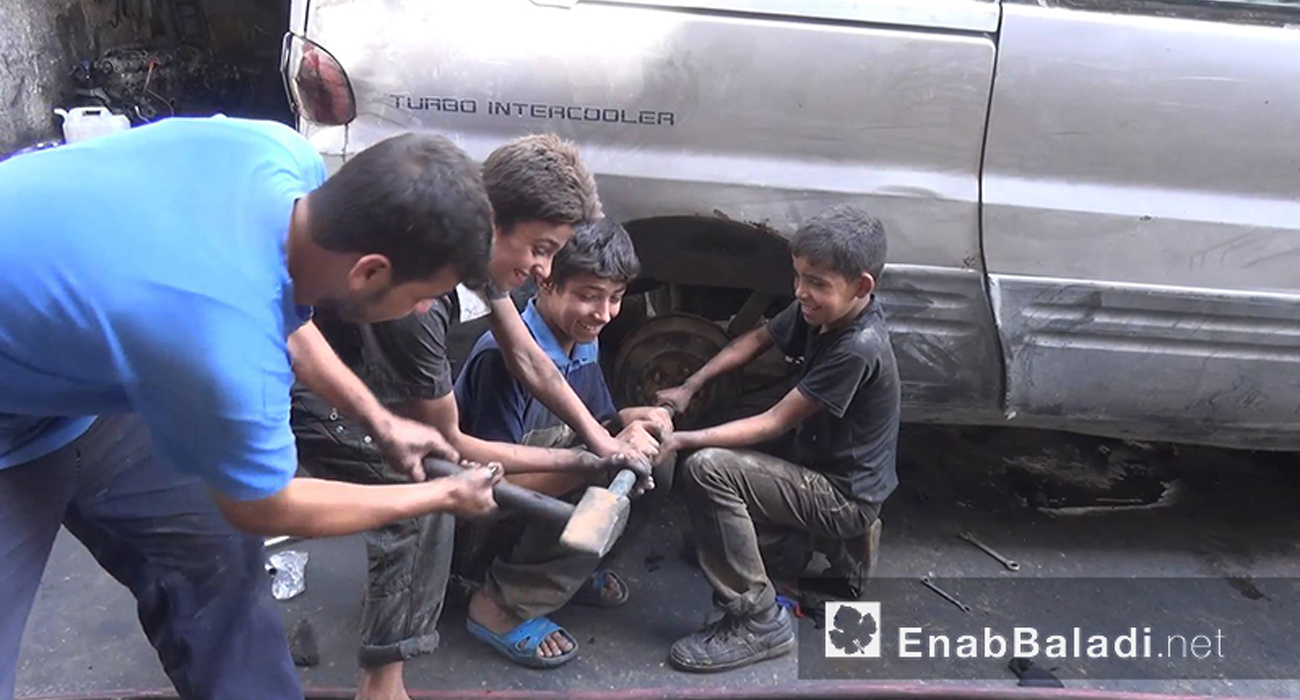 أطفال في ورشة تصليح سيارات في حي القاطرجي بحلب (عنب بلدي)