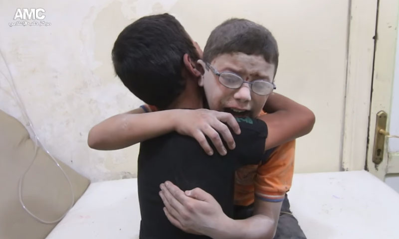 طفلان فقدا شقيقهما الثالث جراء قصف بالبراميل المتفجرة على حي باب النيرب في حلب (مركز حلب الإعلامي)