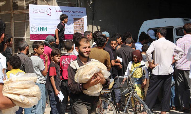هيئة الـ IHH توزع الخبز في الغوطة الشرقية- الخميس 18 آب (فيس بوك)