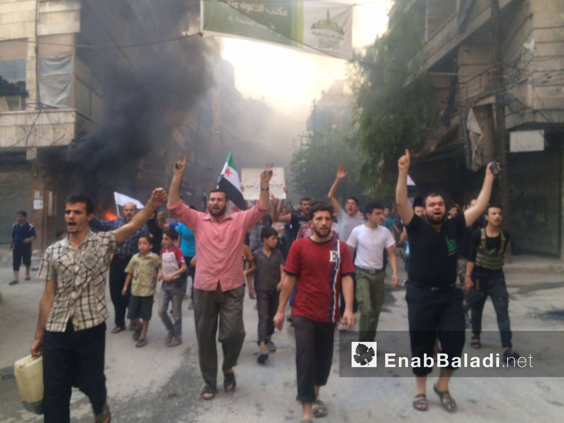 مواطنون يشعلون الإطارات في مدينة حلب لحجب الرؤية عن الطيران - 31 تموز 2016 (عنب بلدي)