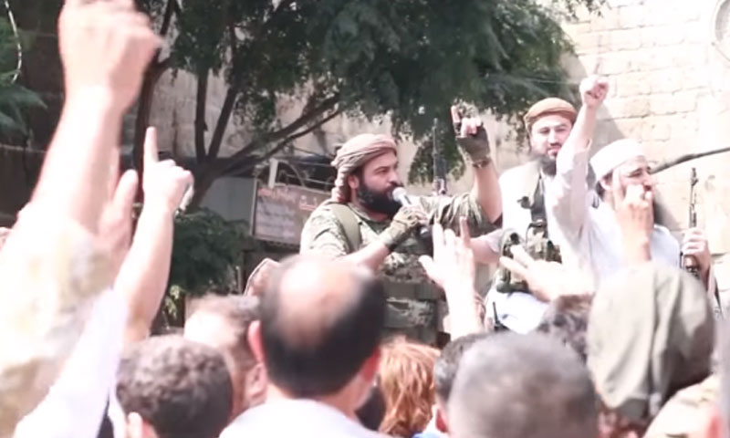 عبد الله المحيسني وسط حشد من الأهالي في مدينة حلب- الأربعاء 10 آب (يوتيوب)