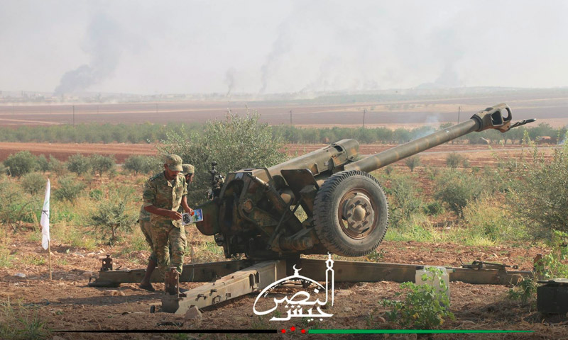 مقاتلو "جيش النصر" خلال التمهيد ضد قوات الأسد في ريف حماة الشمالي - الاثنين 29 آب (جيش النصر)