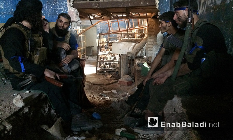 مقاتلون من المعارضة على جبهة الراموسة في حلب - الجمعة 6 آب (عنب بلدي)
